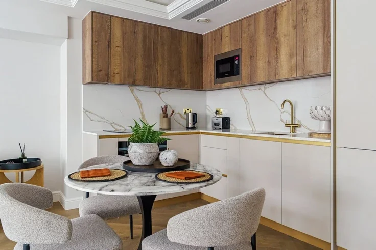 Flat Kensington High Street in Greater London