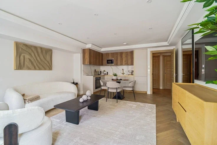 Flat Kensington High Street in Greater London
