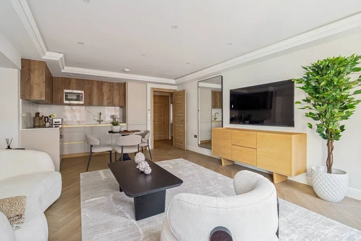 Flat Kensington High Street in Greater London