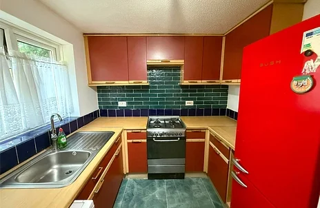 Flat Vicarage Way in Slough