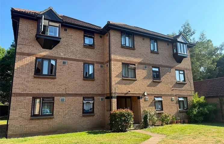 Flat Vicarage Way in Slough