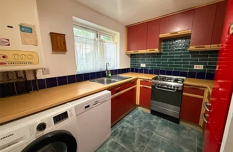 Flat Vicarage Way in Slough