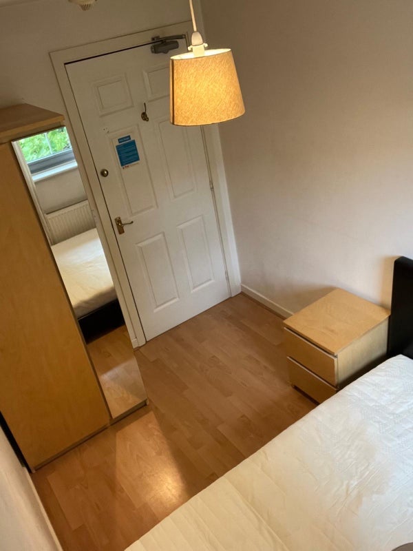 Room Windmill Road in Slough