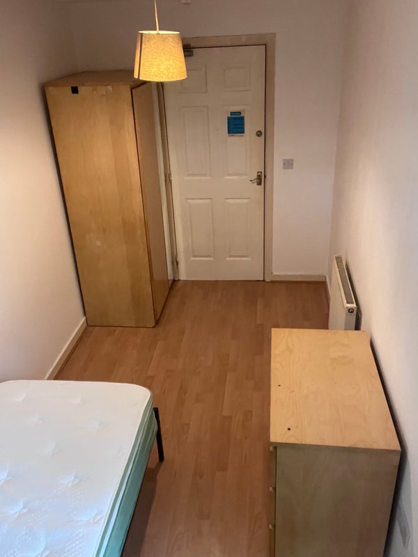 Room Windmill Road in Slough