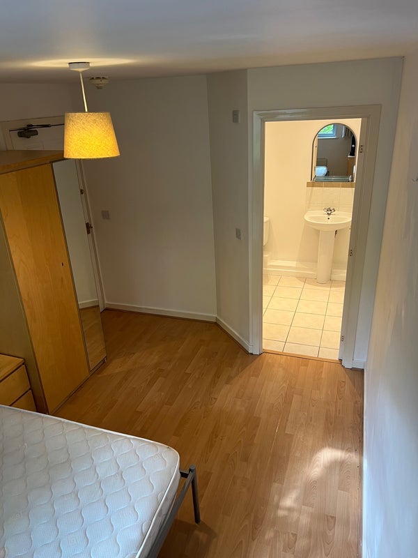 Room Windmill Road in Slough