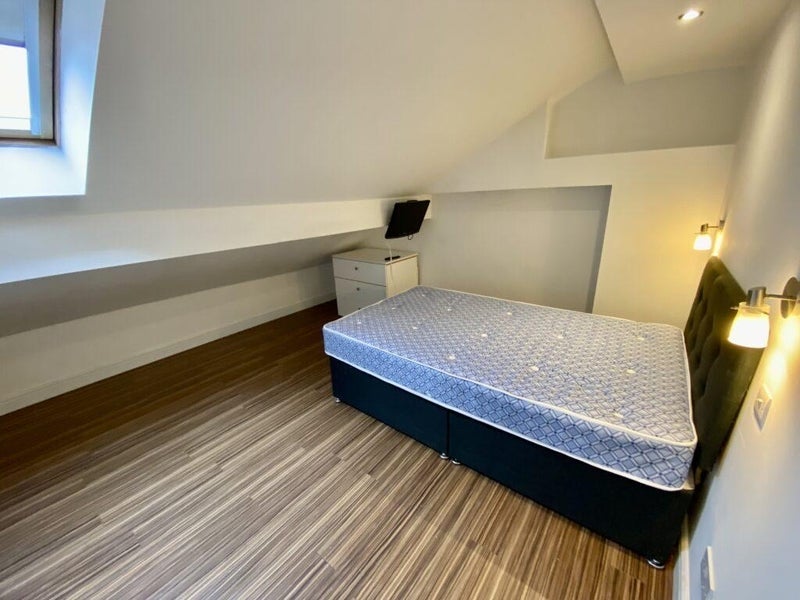 Room Monica Grove in Manchester