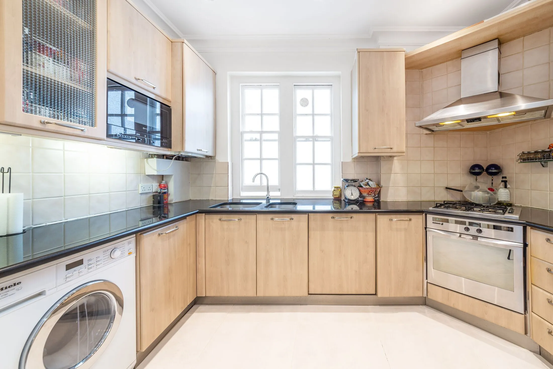 Flat Bracknell Gardens in Greater London