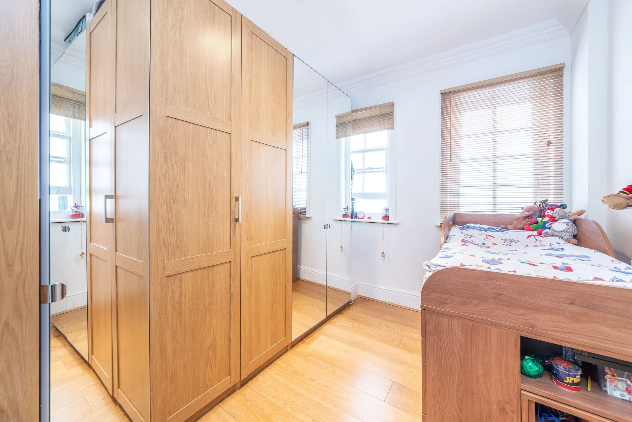 Flat Bracknell Gardens in Greater London