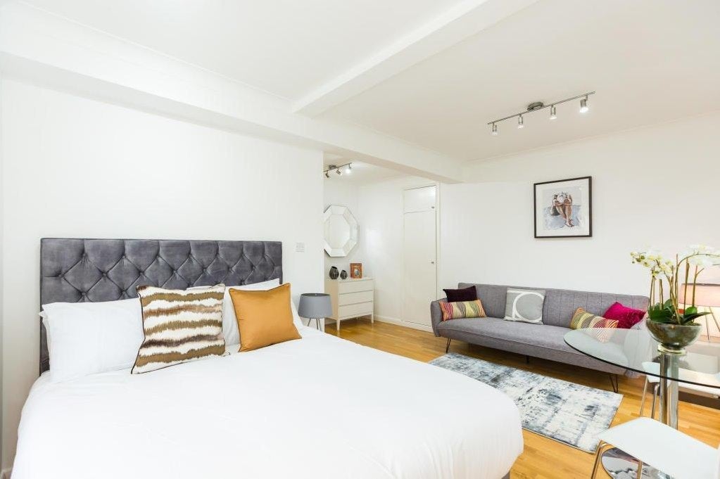 Flat Warren Street in Greater London