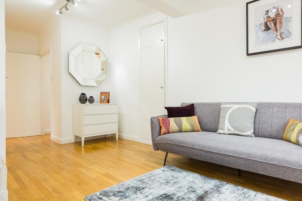 Flat Warren Street in Greater London
