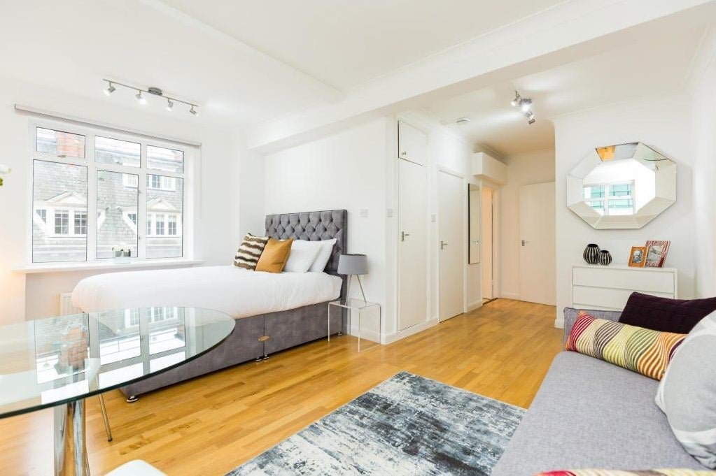 Flat Warren Street in Greater London