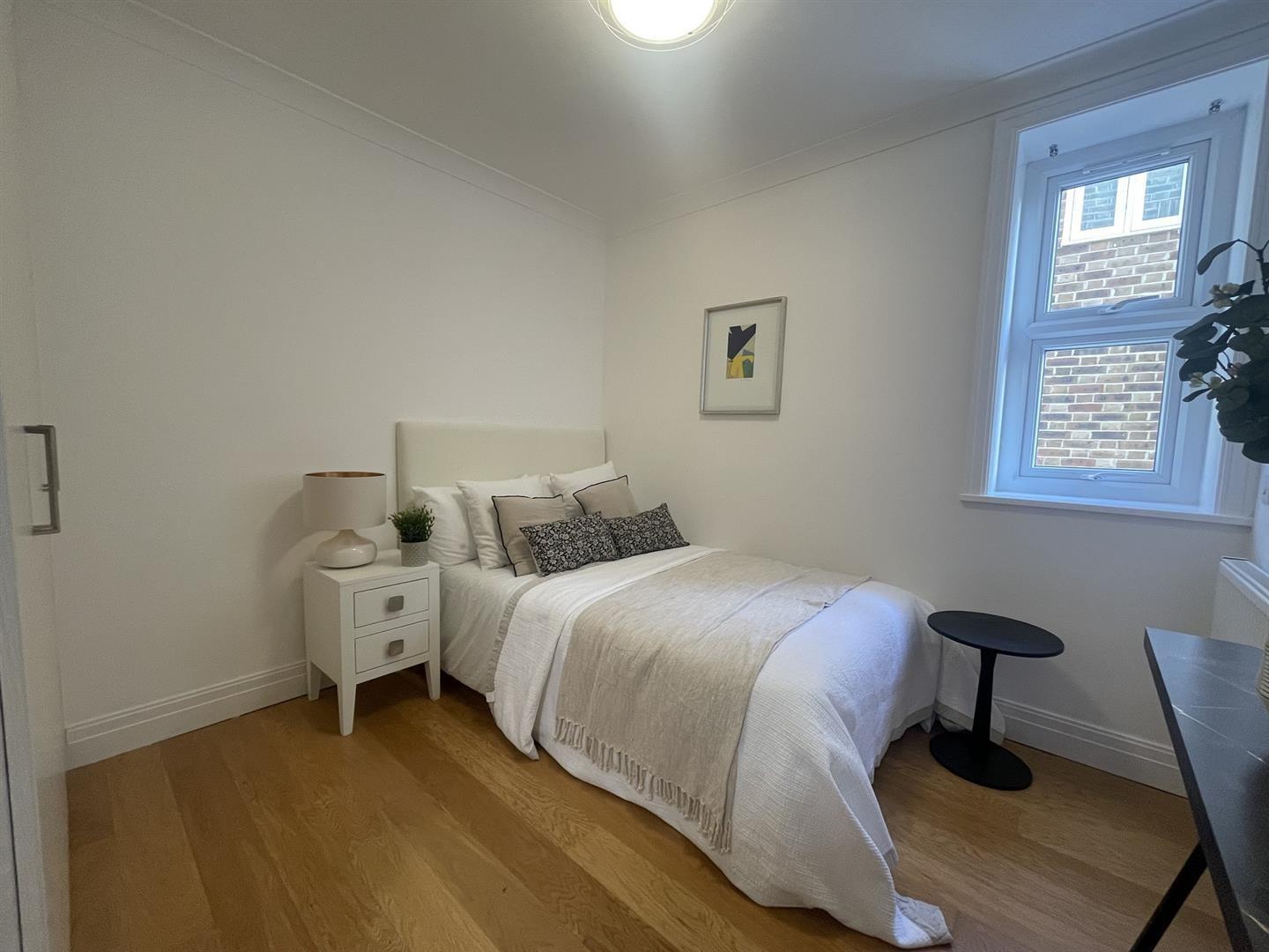 Flat Helena Road in Greater London