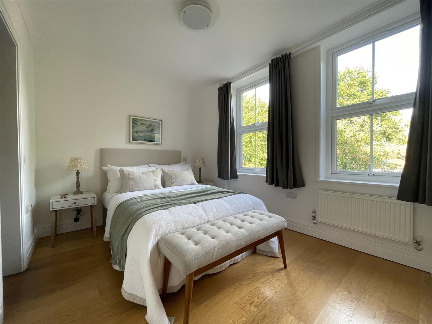 Flat Helena Road in Greater London