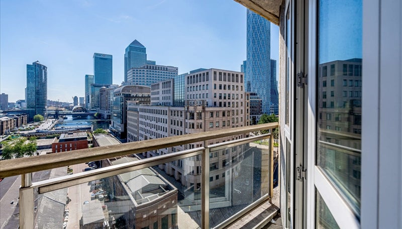 Flat Westferry Circus in Greater London