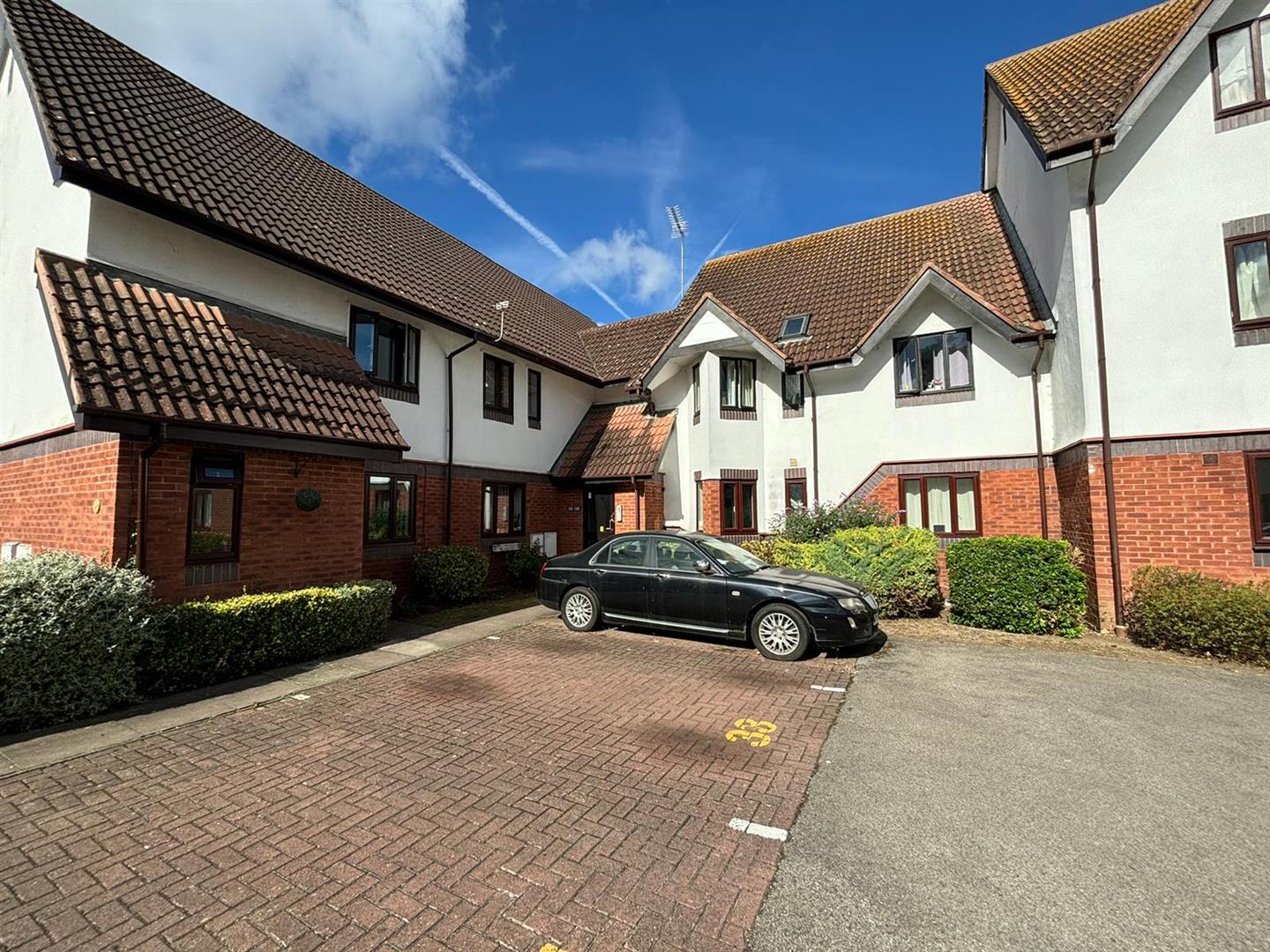 Flat Wren Drive in Greater London