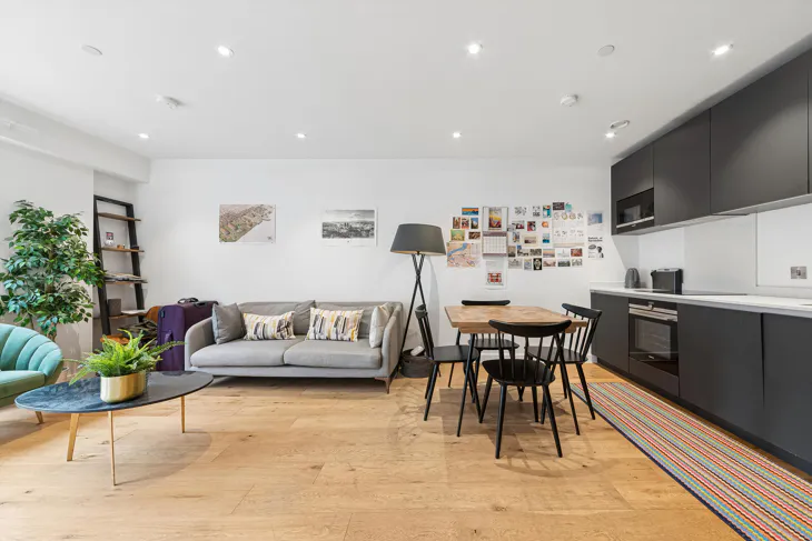 Flat Dock Street in Greater London