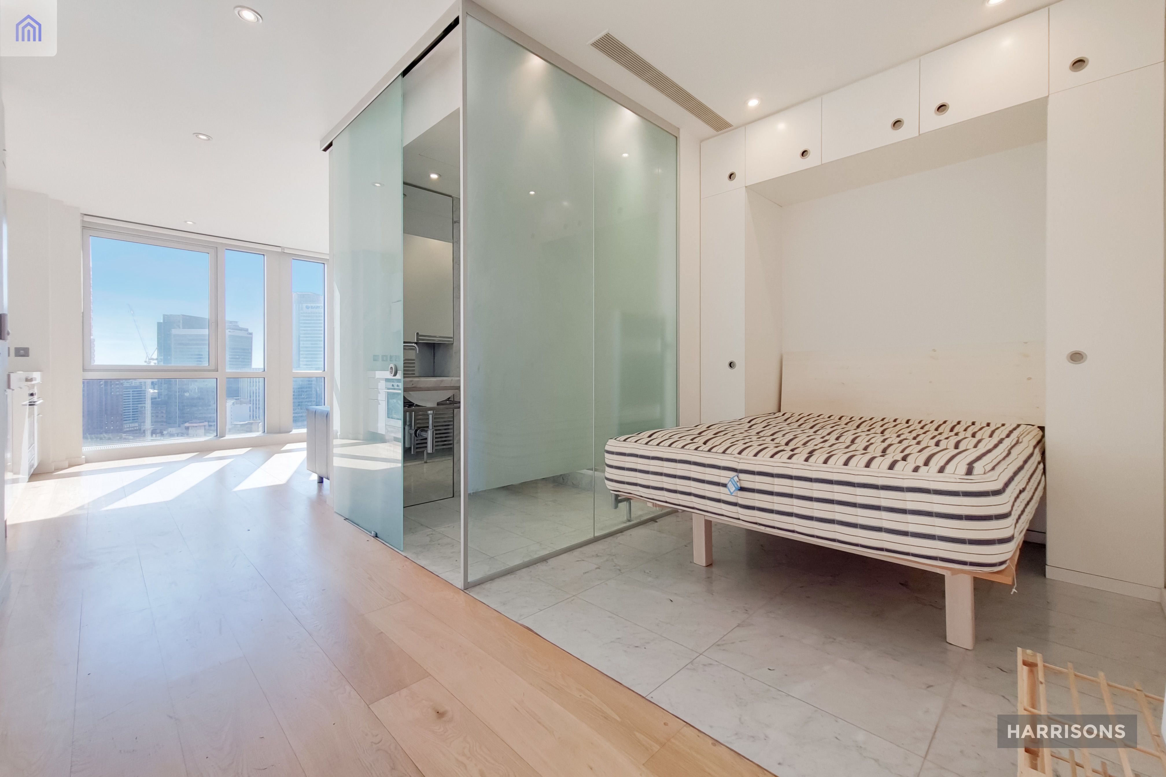 Flat Fairmont Avenue in Greater London