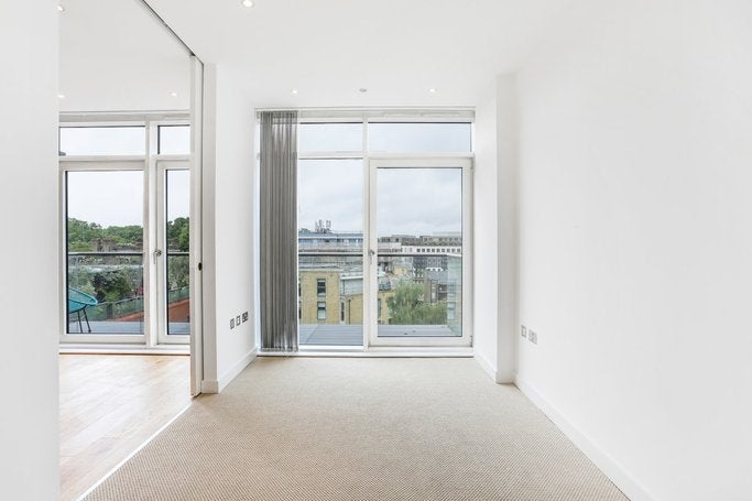 Flat Hepworth Road in London