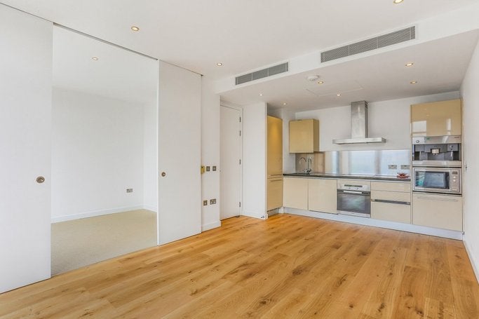 Flat Hepworth Road in London