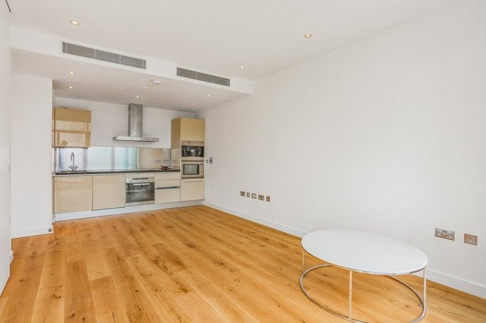Flat Hepworth Road in London