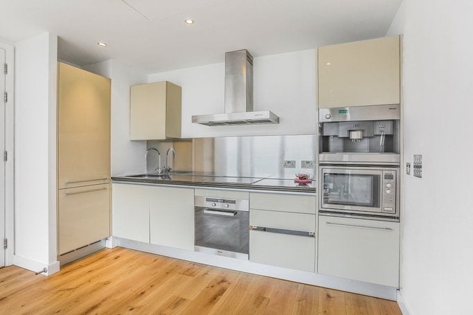 Flat Hepworth Road in London