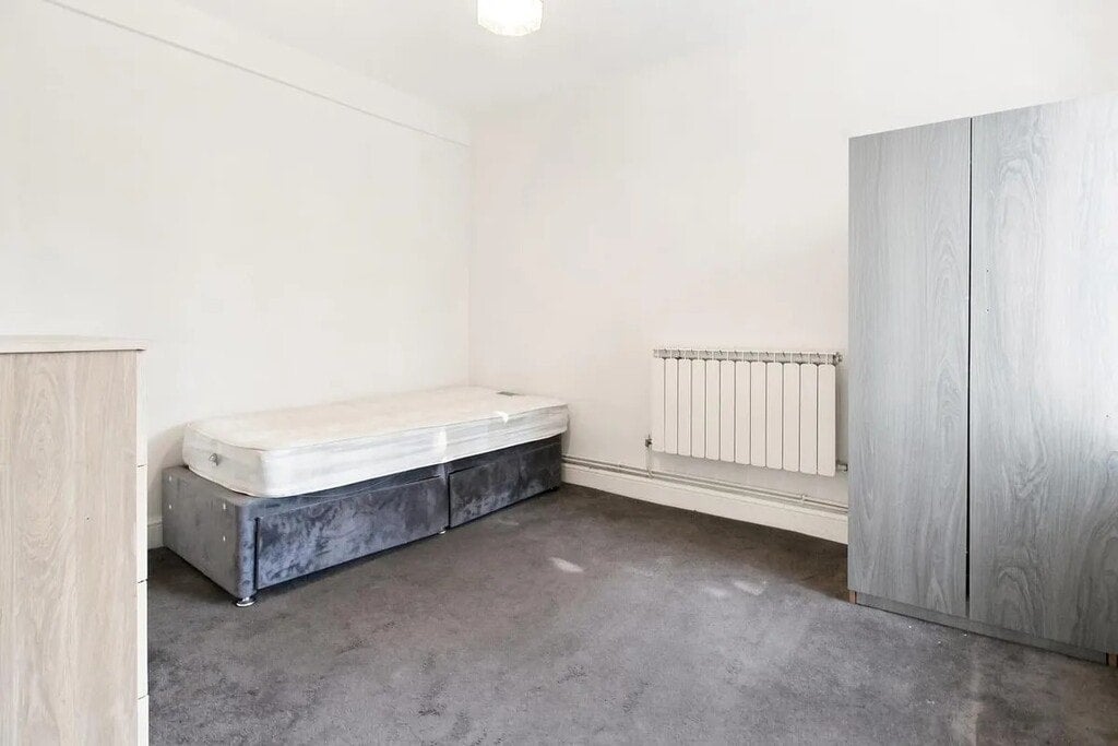 Flat Acacia Road in Greater London