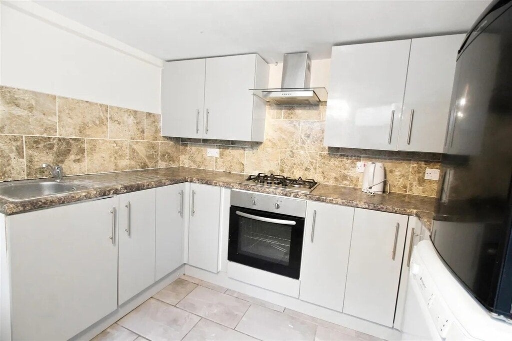 Flat Acacia Road in Greater London