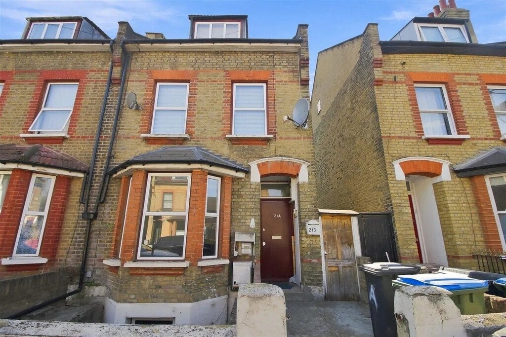 Flat Acacia Road in Greater London
