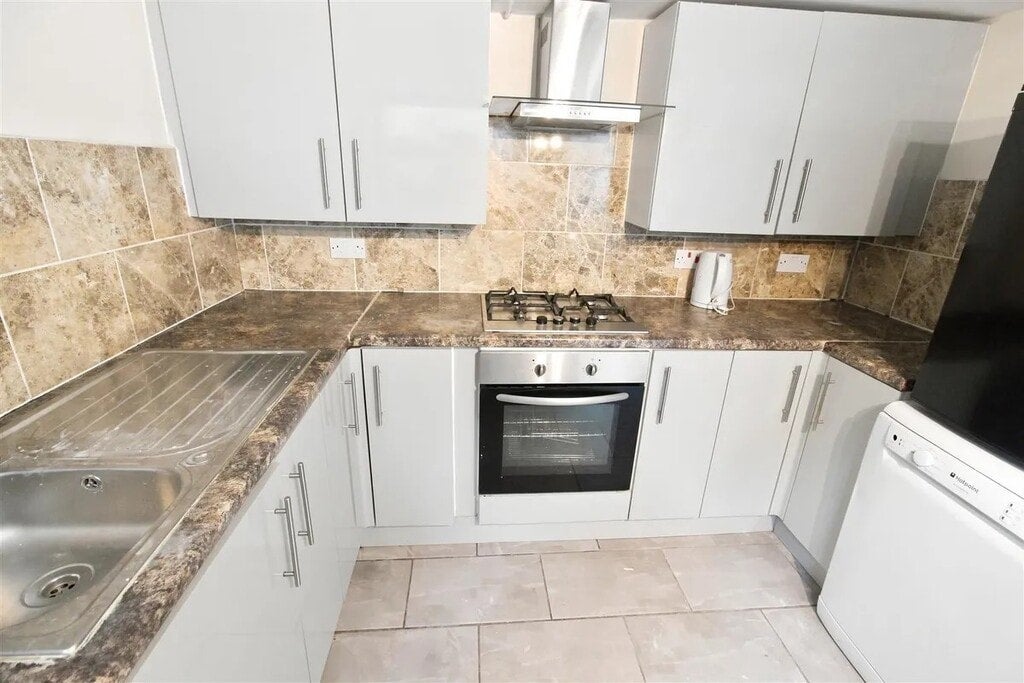Flat Acacia Road in Greater London