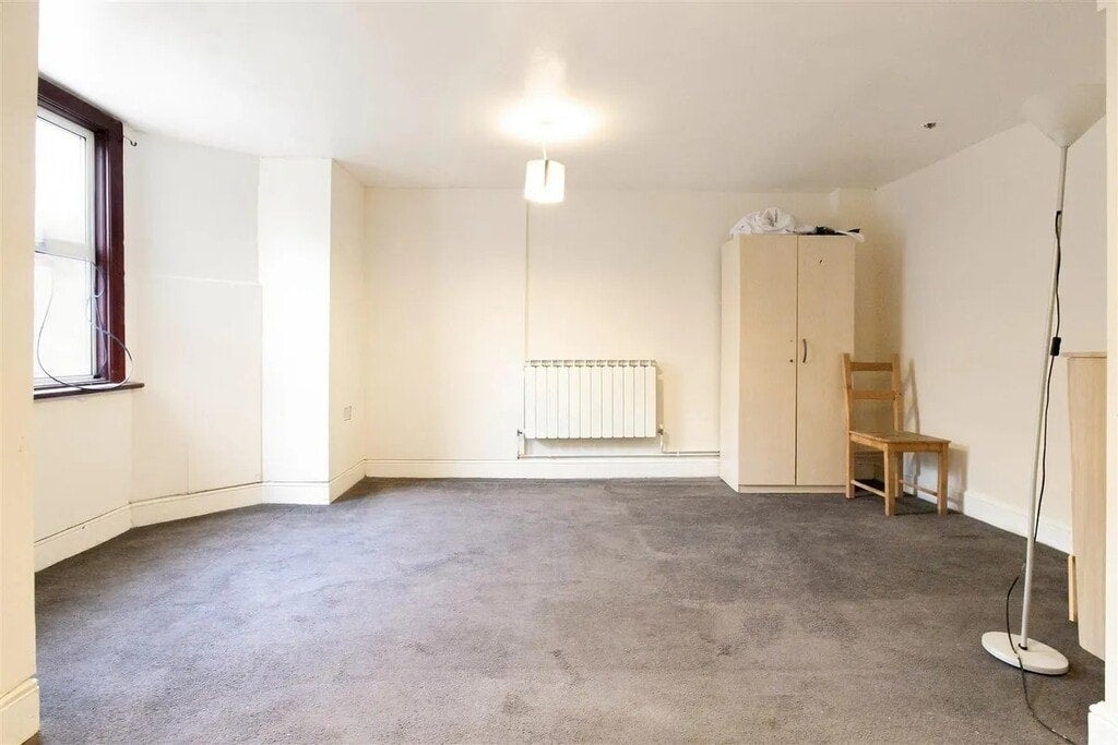 Flat Acacia Road in Greater London