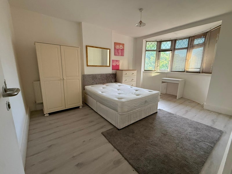 Room Wincrofts Drive in Greater London