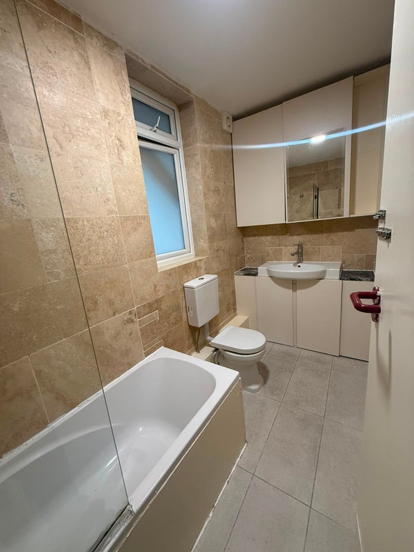 Room Wincrofts Drive in Greater London
