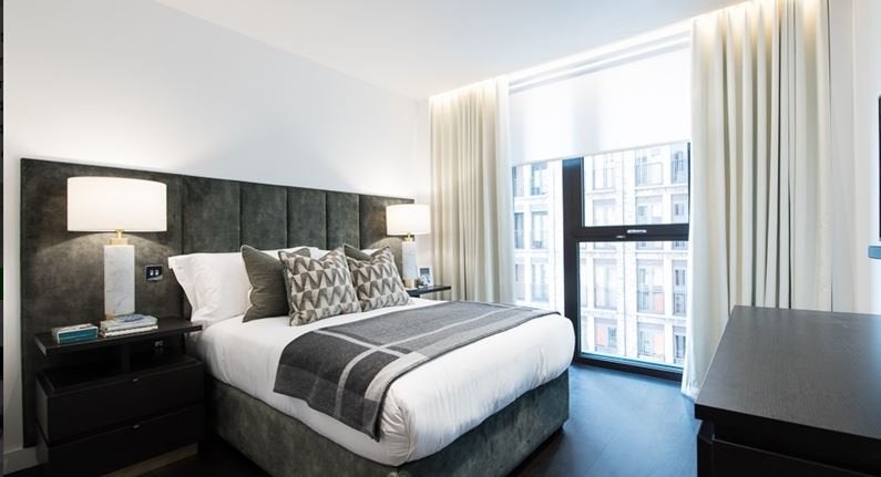 Flat Ponton Road in Greater London