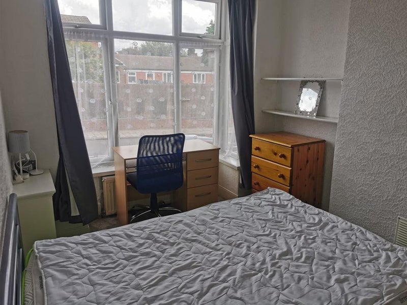 Room Warwards Lane in Birmingham