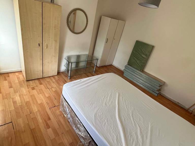 Room Lodge Avenue in Greater London