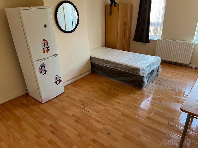 Room Lodge Avenue in Greater London