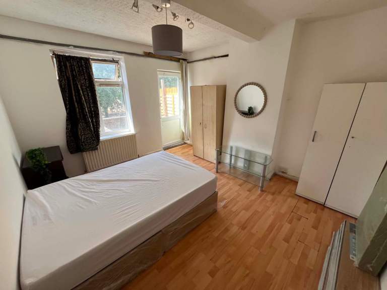 Room Lodge Avenue in Greater London