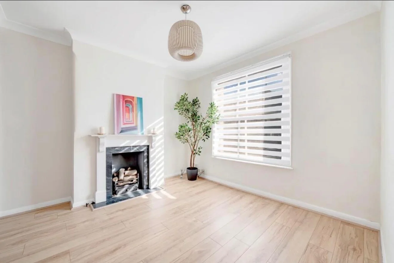 Flat Saville Road in Greater London