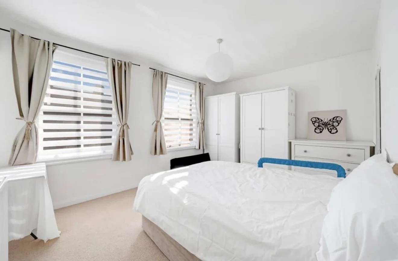 Flat Saville Road in Greater London