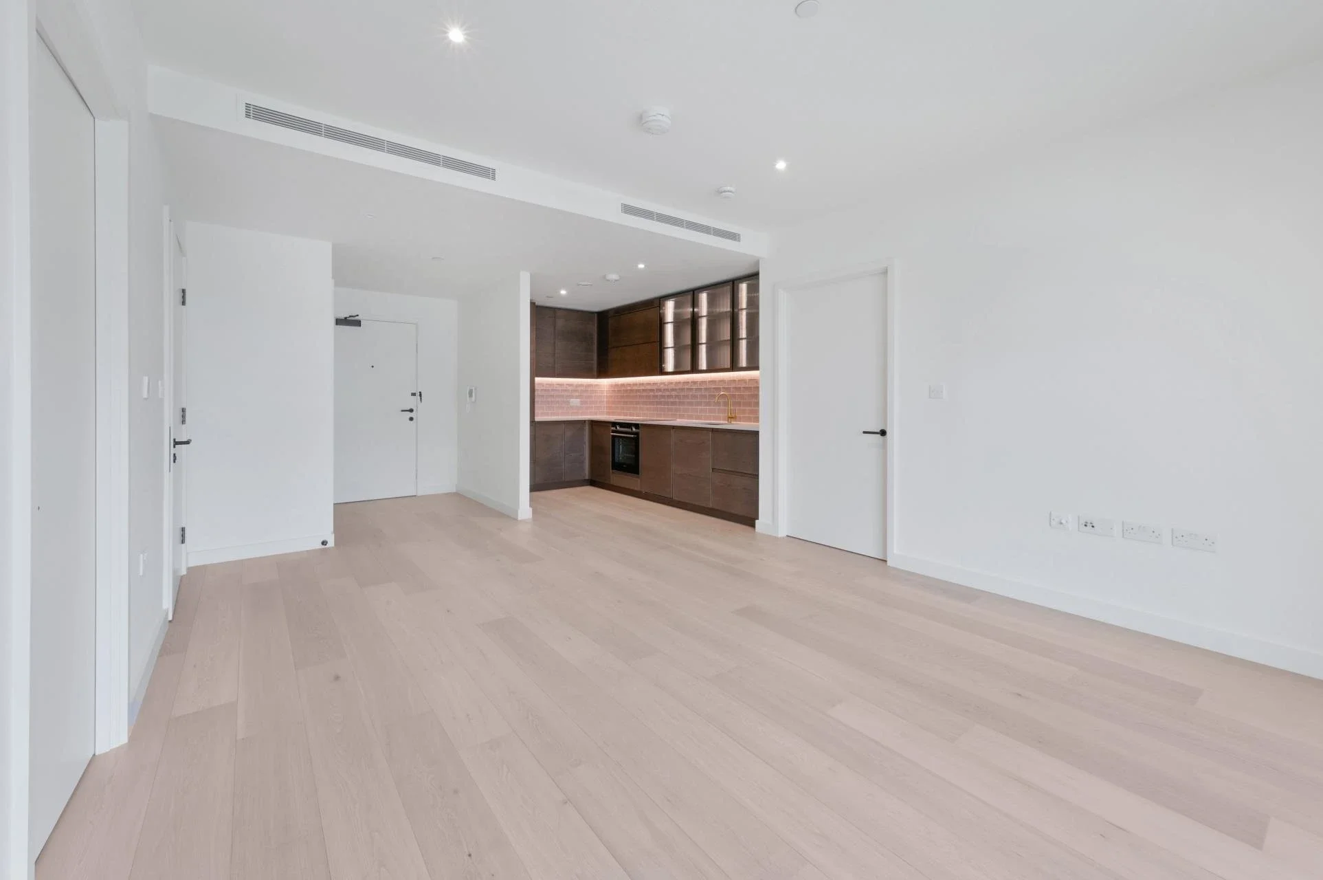 Flat Royal Crest Avenue in Greater London