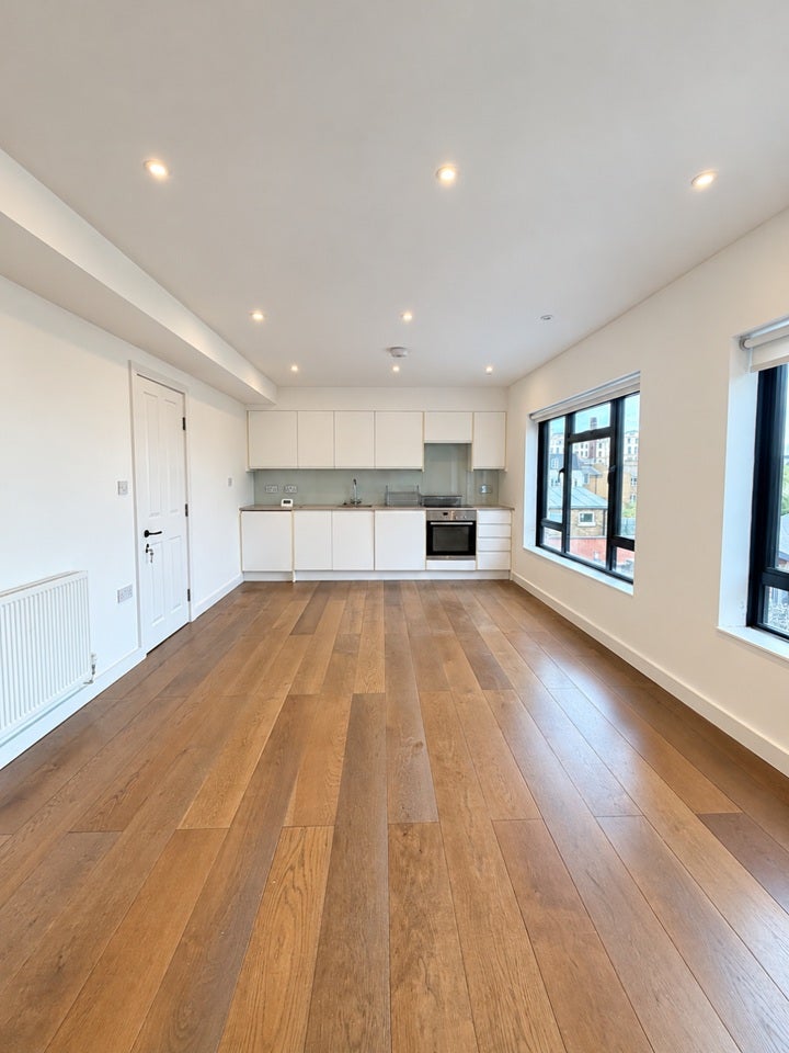 Flat Eburne Road in Greater London