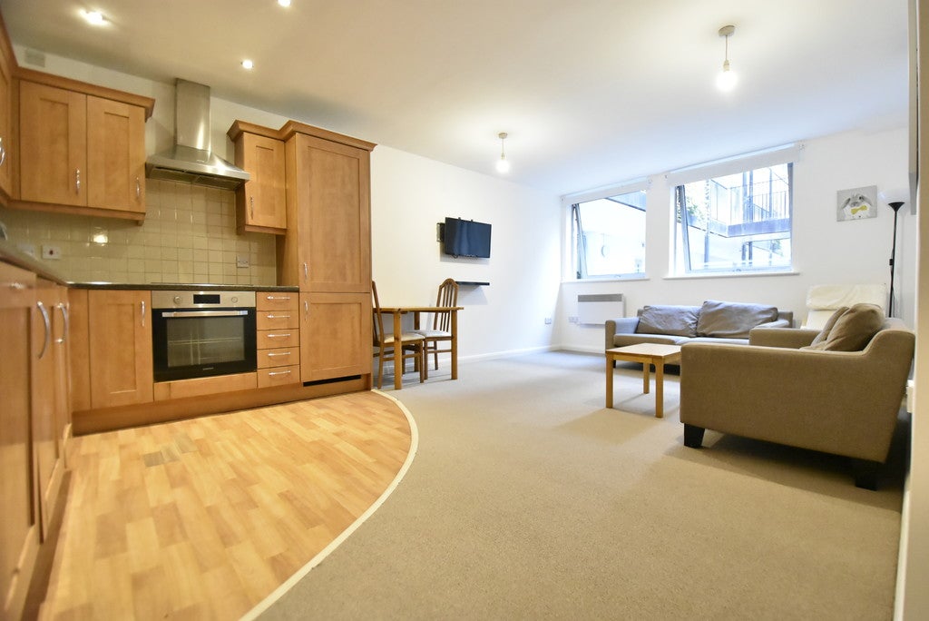 Flat Beatrice Avenue in Greater London