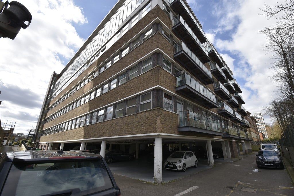 Flat Beatrice Avenue in Greater London