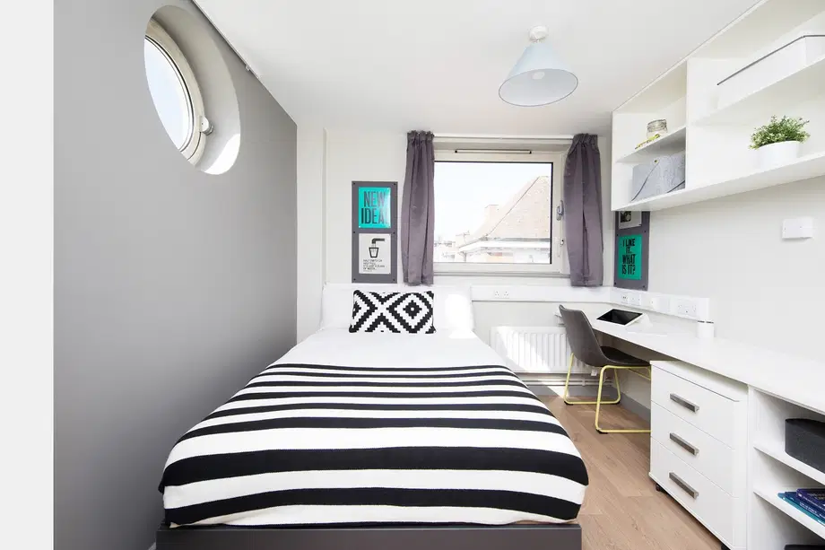 Room Lever Street in Greater London