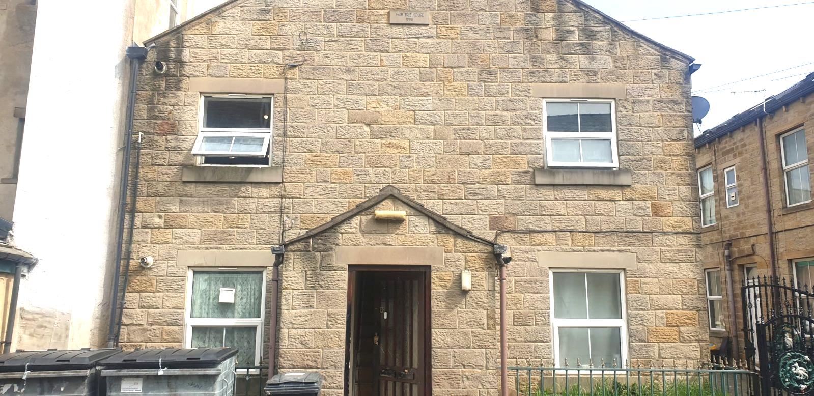 Flat Fair Isle Court in Bradford
