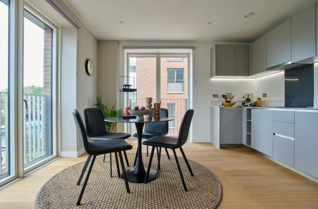 Flat Devon Close in Greater London