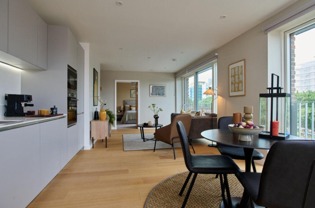 Flat Devon Close in Greater London