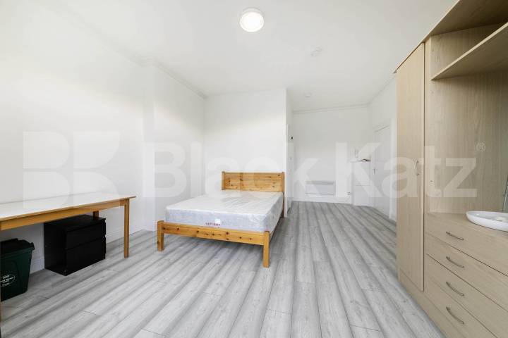 Flat Iverson Road in Greater London
