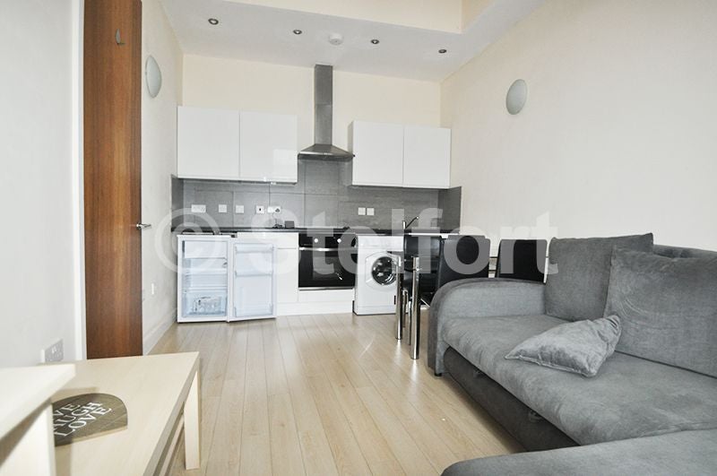 Flat Witley Road in Greater London