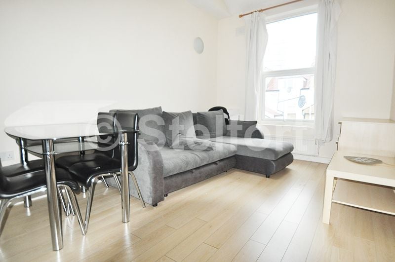 Flat Witley Road in Greater London
